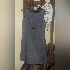 Ladies Tahari Arthur S Levine gray sleeveless dress size 10
